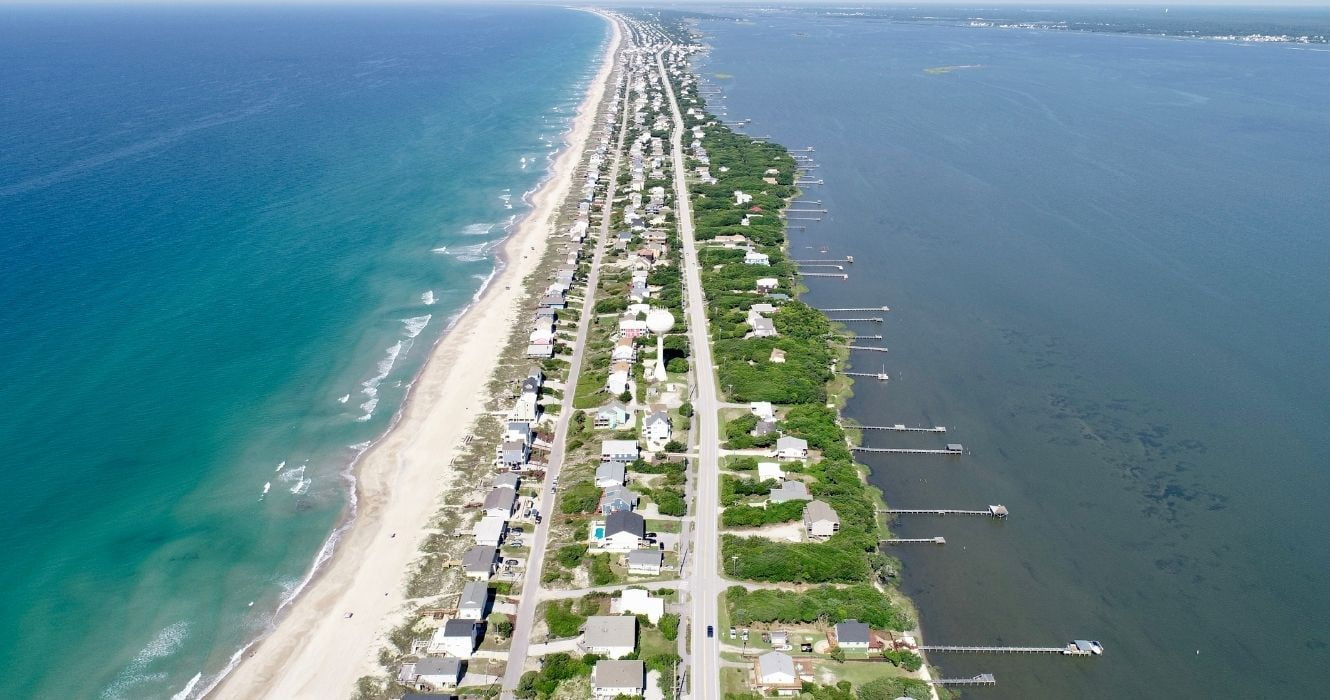 Você não precisará deixar os EUA para visitar esta Ilha Esmeralda, e é o destino de verão perfeito 1 uma vista aérea da ilha esmeralda na carolina do norte