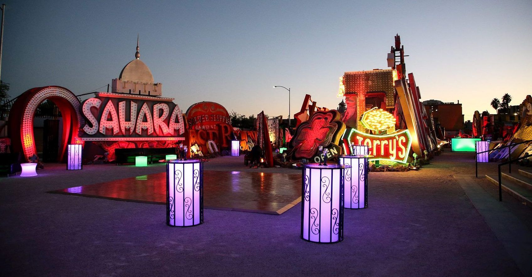 Você precisa conferir essas joias escondidas em Las Vegas 1 sinais de néon no cemitério à noite