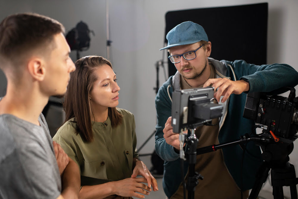 10 Produções cinematográficas da Disney sucesso de bilheteria 4 man filming with professional camera 1