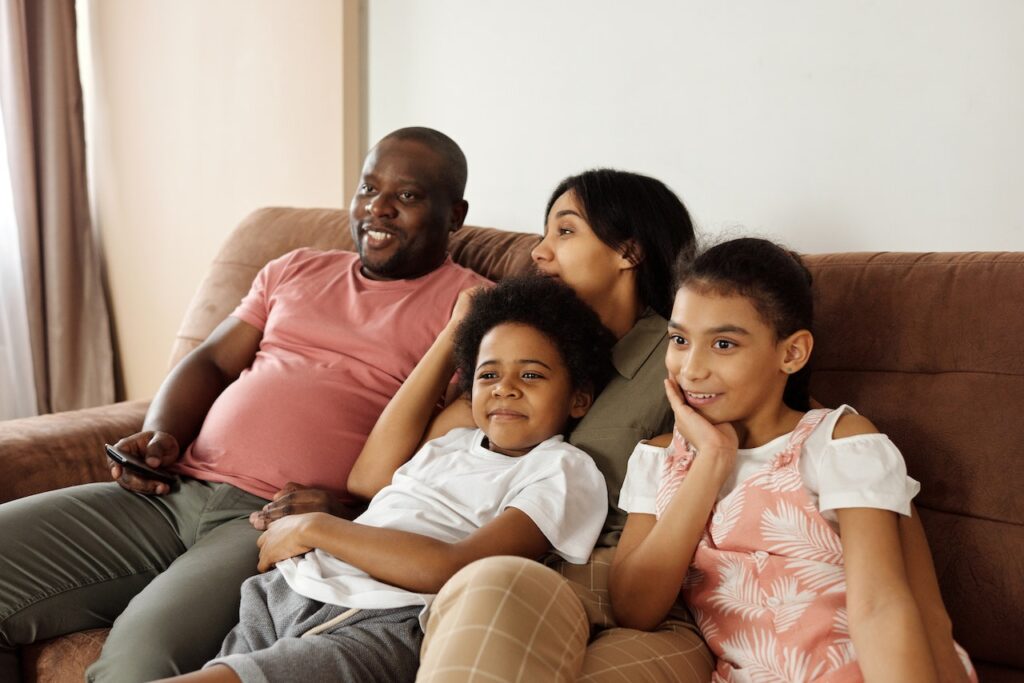 5 dicas de programas de TV para assistir em família 2 pexels august de richelieu 4260643