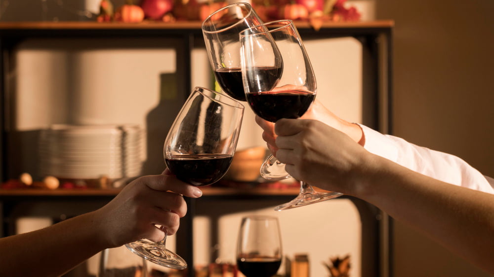 10 Melhores Países para Visitar Vinícolas: Uma Jornada pelo Mundo do Vinho 2 beautiful thanksgiving meal concept