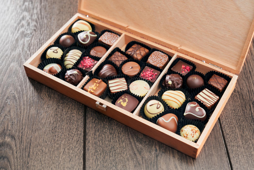 diferentes bombons de chocolate em caixa de madeira