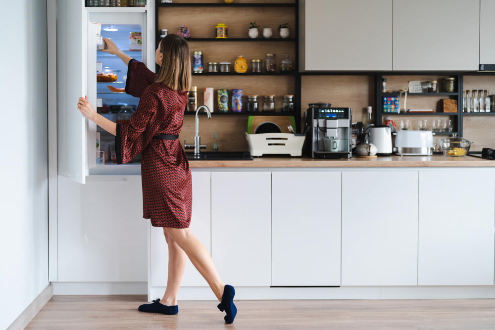 Eletrodomésticos para uma Casa: Facilitando a Vida Doméstica 1 hungry woman looking food fridge home dont have much there white kitchen furniture home wear red silk robe